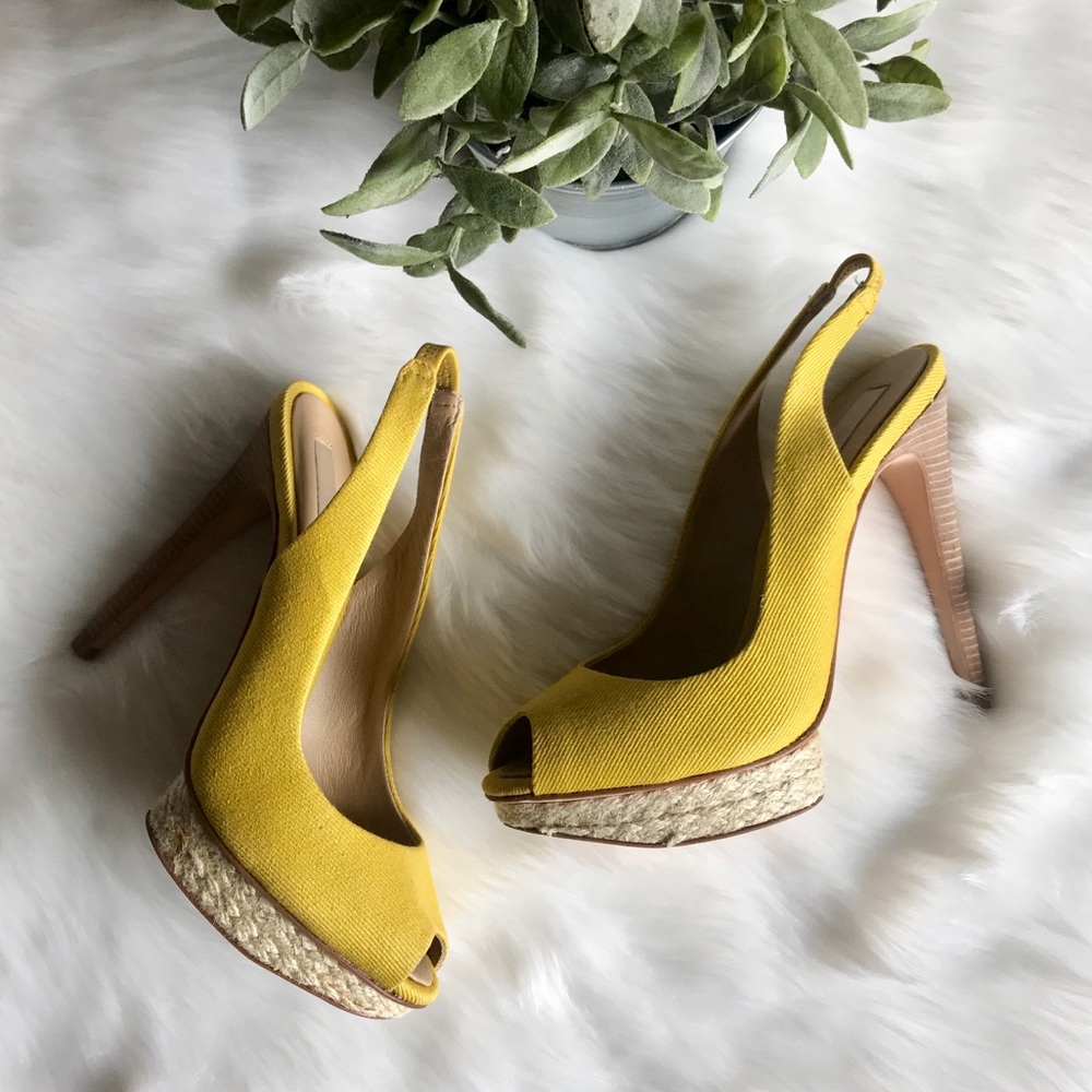 BCBGMaxAzri}• Yellow slingbacks heels